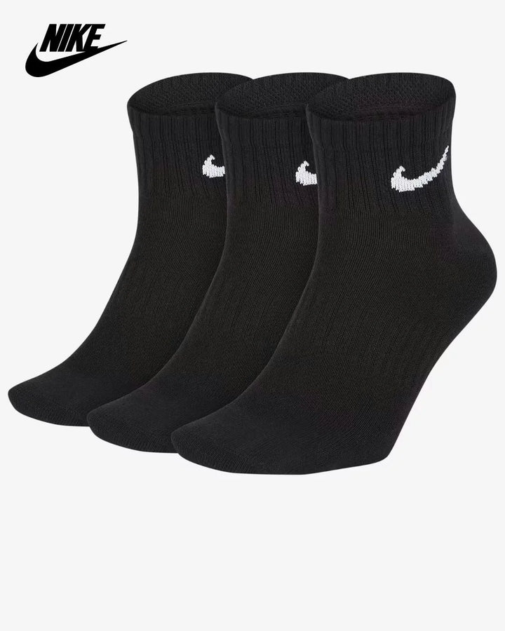 NIKE Everyday Lightweight Training Ankle Socks on triQUIP Sports