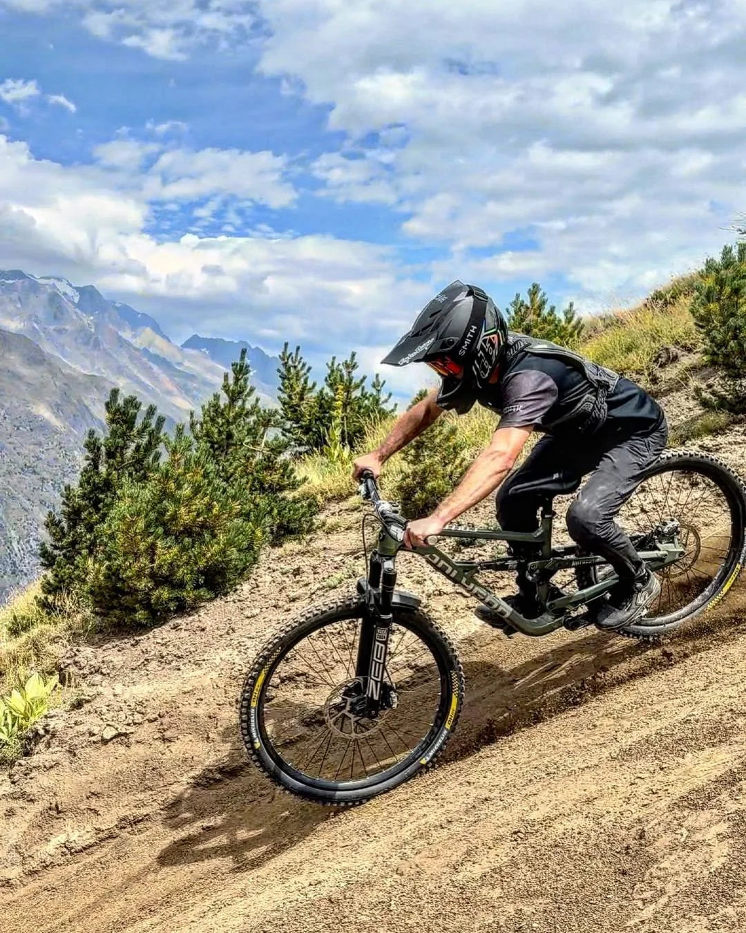 POLYGON Collosus N9 29er Enduro Bike (2025) on triQUIP Sports