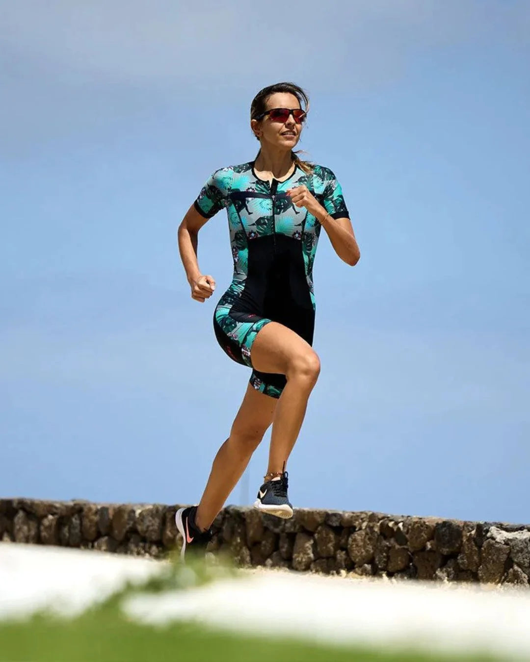 ZONE3 Momentum II Women's Shorts Sleeve Trisuit on triQUIP Sports